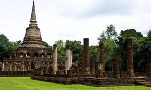 Chang-Lom-Temple-in-Si-Satchanalai-Historical-Park,-Sukhothai