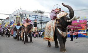 Surin Wax Candle Procession 2014_01-500x300