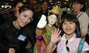 tourists welcomed by thai puppet show-500x300
