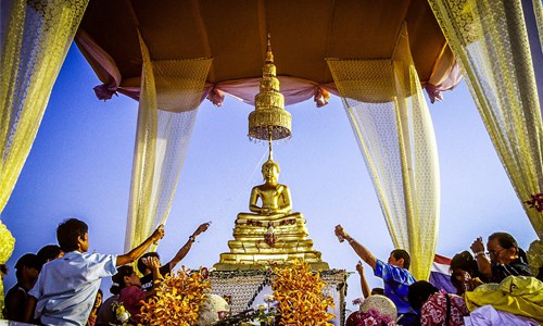 Thailand boosting domestic tourism during Thai New Year with special flash.