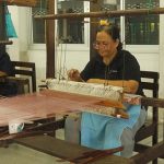 Appreciate the artisans of Bang Sai Royal Folk Arts and Crafts Center in Ayutthaya_artisans at work