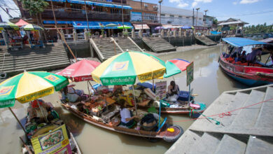 Top-markets-near-Bangkok-to-visit-for-an-authentic-local-Thai-experience---4---Amphawa-Floating-Market