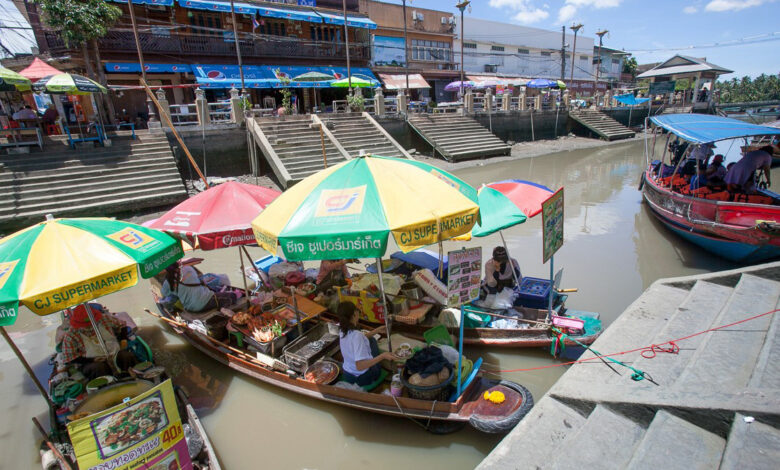 Top-markets-near-Bangkok-to-visit-for-an-authentic-local-Thai-experience---4---Amphawa-Floating-Market