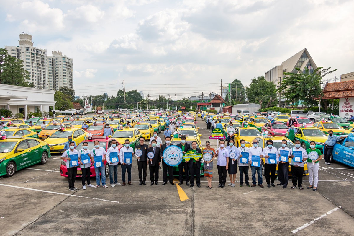 TAT and Grab Taxi organize public taxi cleaning activities to promote safety standards