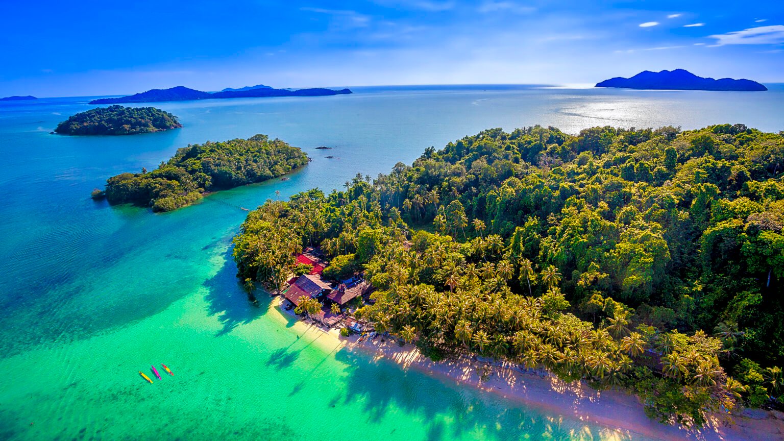 Vibrant aerial view of Ko Laoya’s lush greenery and clear turquoise waters in Trat, perfect for kayaking and island escapes.